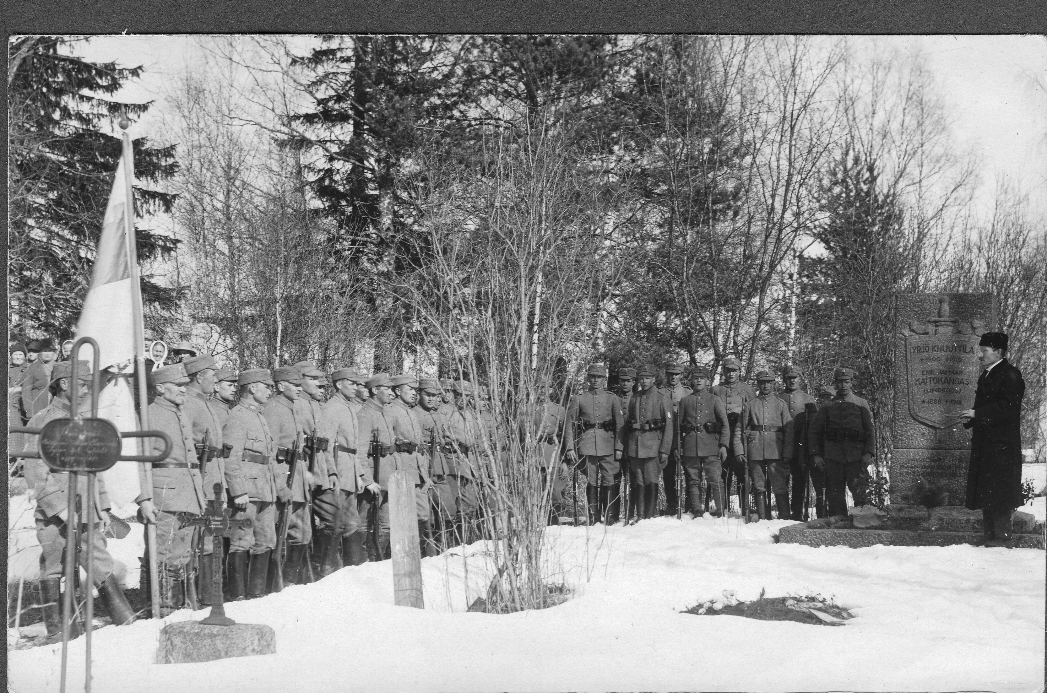 1918 valkoisten puolella taistelleiden muistomerkin äärellä suojeluskuntalaisia ja kirkkoherra Kyrö 1920-luvulla