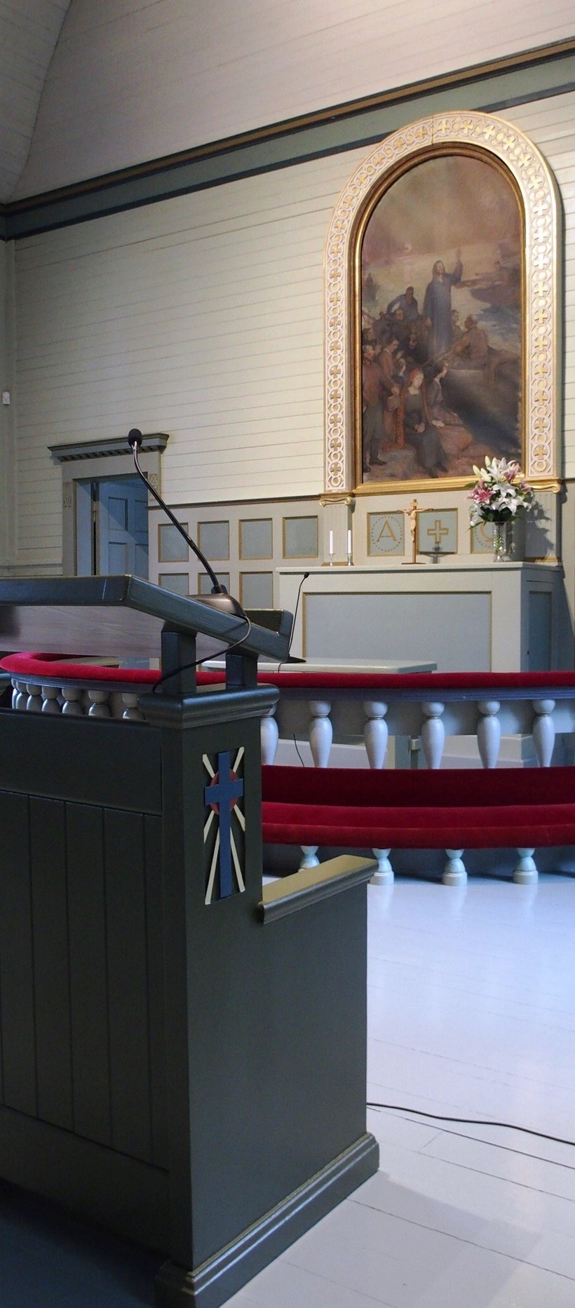 Anssi Roine suunnitteli ja toteutti kirkon lukupulpetin 2017. Materiaalit ovat kirkon vanhoista penkeistä ja alttarilta puretusta portaikosta.