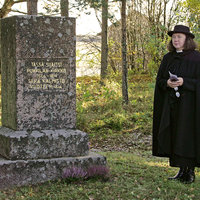 Vanhan kirkon muistomerkki ja kirkkoherra Anna-Liisa Manerus
